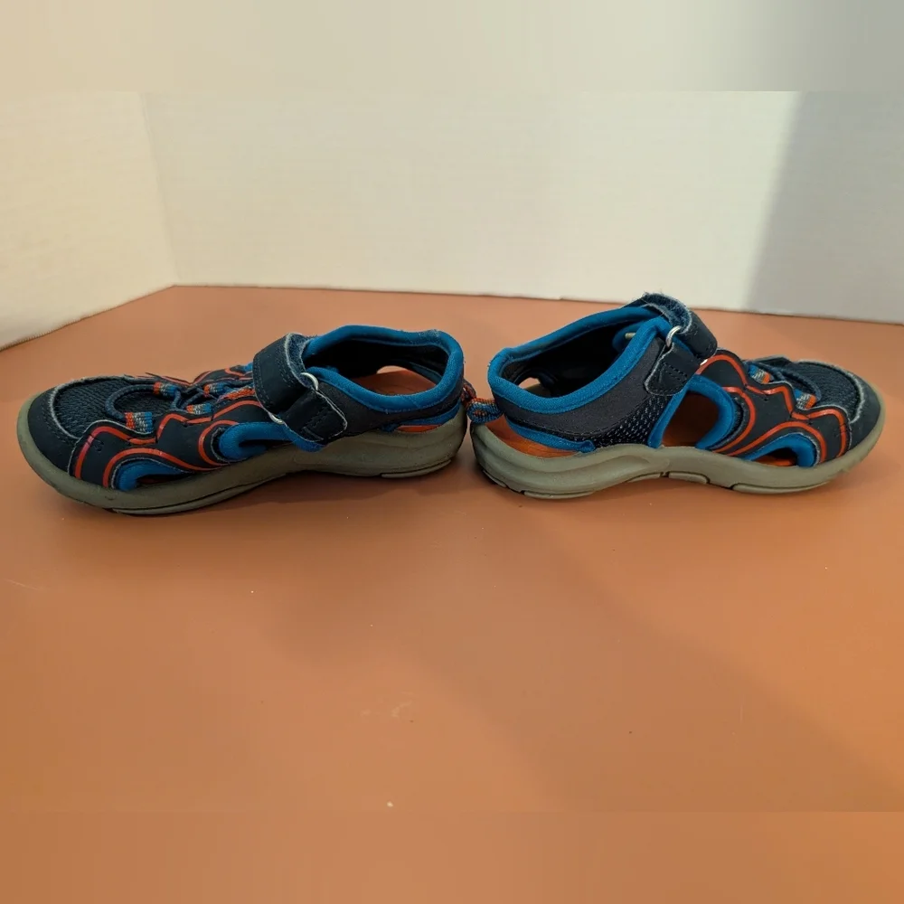 OshKosh B'Gosh Tempu Blue & Red Toddler Boy Sandals in Size 8M